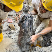 Un giovane togato riemerge durante la scoperta di un deposito votivo negli scavi di San Casciano dei Bagni, 8 novembre 2022. ANSA/ JACOPO TABOLLI  ++HO – NO SALES EDITORIAL USE ONLY++