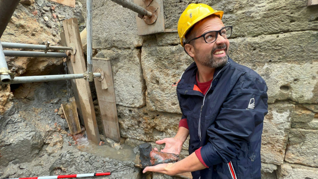 Lo scavo degli ex voto anatomici (piede), in occasione della scoperta di un deposito votivo negli scavi di San Casciano dei Bagni, 8 novembre 2022. ANSA/ JACOPO TABOLLI  ++HO – NO SALES EDITORIAL USE ONLY++
