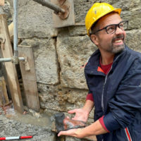 Lo scavo degli ex voto anatomici (piede), in occasione della scoperta di un deposito votivo negli scavi di San Casciano dei Bagni, 8 novembre 2022. ANSA/ JACOPO TABOLLI  ++HO – NO SALES EDITORIAL USE ONLY++