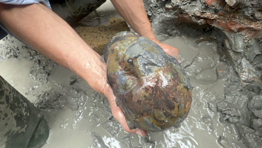 La testa di un bimbo, in occasione della scoperta di un deposito votivo negli scavi di San Casciano dei Bagni, 8 novembre 2022. ANSA/ JACOPO TABOLLI  ++HO – NO SALES EDITORIAL USE ONLY++