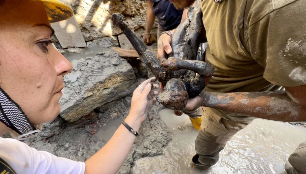Una fase degli scavi che hanno portato alla scoperta di un deposito votivo negli scavi di San Casciano dei Bagni, in Toscana, 8 novembre 2022. ANSA/ AGNESE CARLETTI ++HO – NO SALES EDITORIAL USE ONLY++