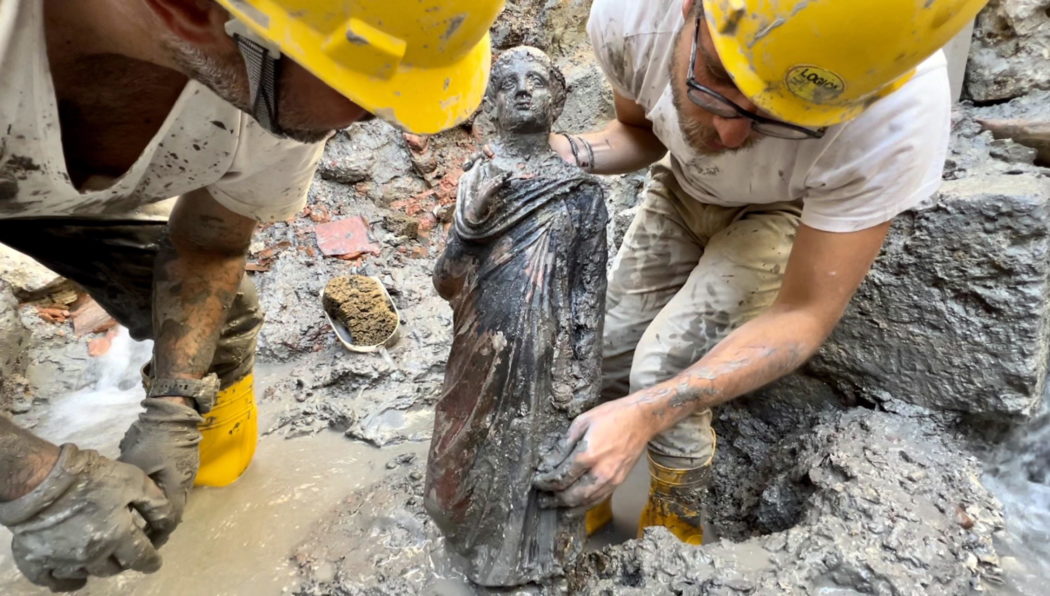 epa10293560 A handout photo made available by the University for Foreigners of Siena (Universita per Stranieri di Siena) shows a statue (a young toga) being recovered from the mud during the discovery of a votive deposit in the excavations of San Casciano dei Bagni, Tuscany, Italy, 07 November 2022 (issued 08 November 2022). Protected for 2,300 years from the mud and boiling water of the sacred basins, a never-before-seen votive deposit has re-emerged from the excavations of San Casciano dei Bagni, in Tuscany, with over 24 bronze statues of refined workmanship, five of which almost one meter high, all intact and in good condition.  EPA/JACOPO TABOLLI / Universita per Stranieri di Siena / HANDOUT  HANDOUT EDITORIAL USE ONLY/NO SALES