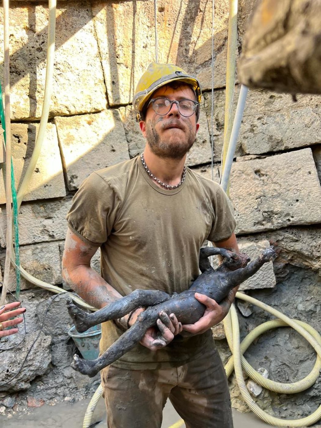 l recupero di una statua durante la scoperta di un deposito votivo negli scavi di San Casciano dei Bagni, 8 novembre 2022. ANSA/ UFFICIO STAMPA ++HO – NO SALES EDITORIAL USE ONLY++
