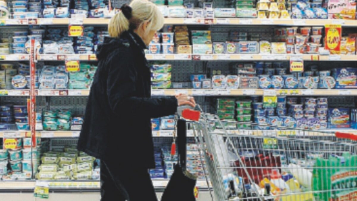 “Sua figlia piange e disturba i clienti”, mamma cacciata dal supermercato: “Mi sono sentita peggio di una ladra”