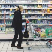 Copertina di “Sua figlia piange e disturba i clienti”, mamma cacciata dal supermercato: “Mi sono sentita peggio di una ladra”