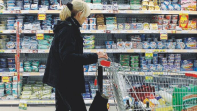 L’aumento di spese e bollette spinge la povertà alimentare: “Quattro milioni di italiani sopra la soglia hanno ridotto la spesa per prodotti da mettere in tavola”