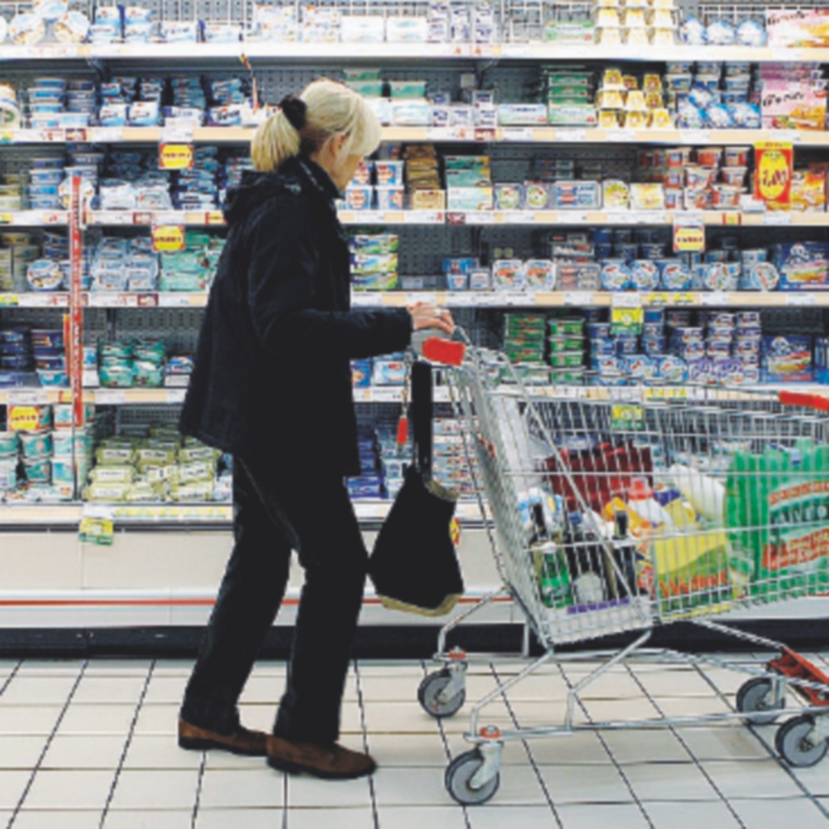 “Sua figlia piange e disturba i clienti”, mamma cacciata dal supermercato: “Mi sono sentita peggio di una ladra”