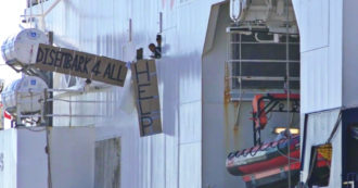 Copertina di “Sbarco per tutti”, i migranti sulla Geo Barents ancora bloccati nel porto di Catania: i cartelli esposti dalla nave – Video