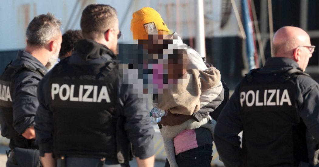 Migranti, diretta – A Catania sbarcano i 211 a bordo della Geo Barents. Francia apre il porto di Marsiglia all’Ocean Viking: “Accogliamo tutti”