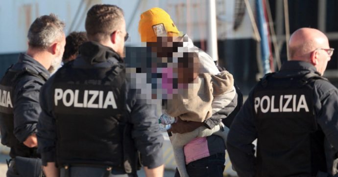 Migranti, diretta – Catania: a terra i 211 della Geo Barents, sbarcano anche i 35 sulla Humanity. Solo la Ocean Viking va in Francia