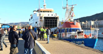 Copertina di Migranti, la nave Rise Above attracca al porto di Reggio Calabria: poi lo sbarco – Video