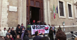 Copertina di Roma, studenti del liceo Visconti in protesta: manca la rampa per un compagno disabile. Il padre: “Bisogna sollevarlo di peso”