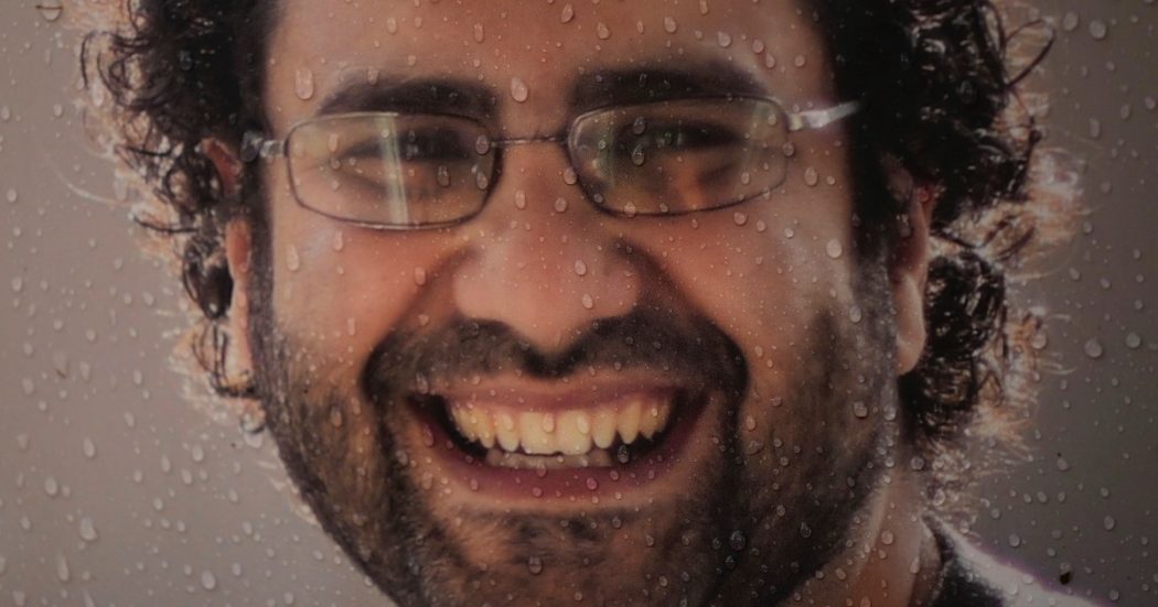 Egitto, l’attivista Alaa Abdel Fattah inizia lo sciopero della sete (dopo 200 giorni senza cibo). Onu e Germania: “Il Cairo lo rilasci”