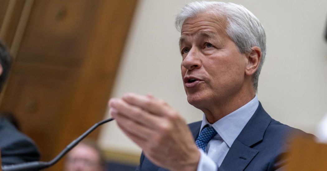 Invito della Casa Banca ai colossi bancari Usa: “Continuate a operare con i grandi gruppi russi di energia e agricoltura”