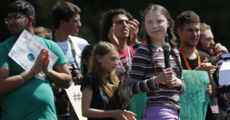 Copertina di “The Climate Book”, il “testamento” di Greta: “Siamo ancora al negazionismo”