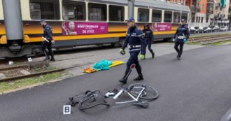 Copertina di Investito da un’auto sulla pista ciclabile nel centro di Milano: 63enne morto in ospedale