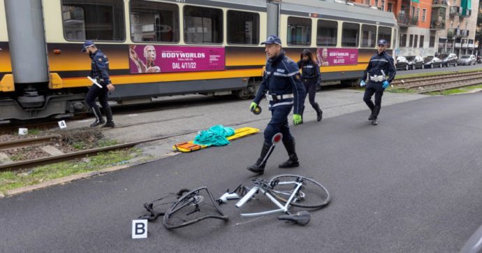 Investito da un’auto sulla pista ciclabile nel centro di Milano: 63enne morto in ospedale