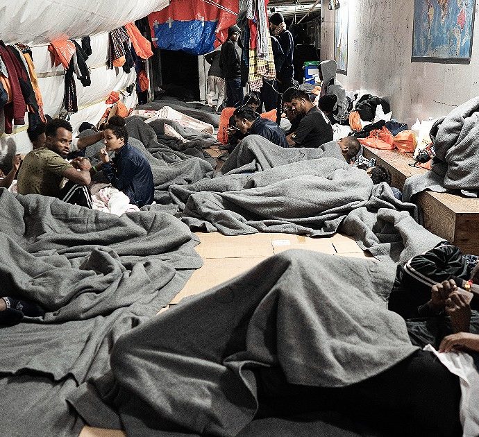 Porto a 1.300 km per la Ocean Viking. Mediterranea dice no e sbarca a Trapani, Radicali: “Disobbedienza civile”