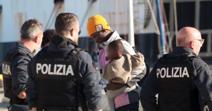 Migranti, l’emergenza sulle spalle dell’Italia abbandonata dall’Europa? La verità in quattro grafici, e l’inutilità dello sbarco in Francia