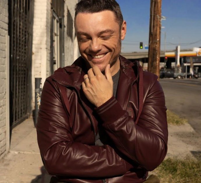 Tiziano Ferro a FqMagazine: “Sono cresciuto in una società che mi ha fatto credere che essere gay fosse un difetto. Sanremo in gara? Escluso, già quando vado ospite…”