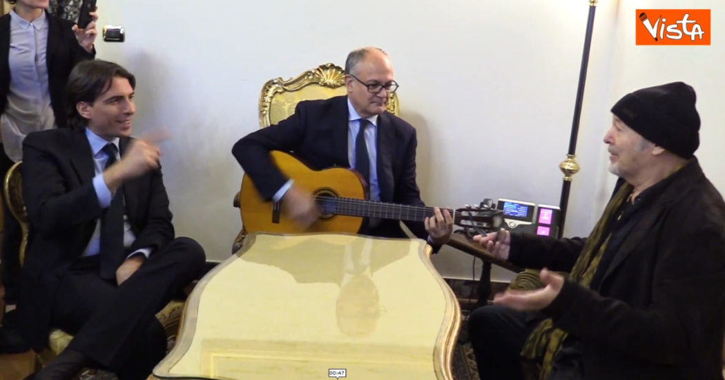 Il duetto a sorpresa tra Vasco e Gualtieri: il sindaco di Roma alla chitarra, il rocker canta “Albachiara” – Video