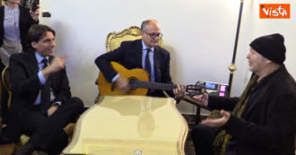 Copertina di Il duetto a sorpresa tra Vasco e Gualtieri: il sindaco di Roma alla chitarra, il rocker canta “Albachiara” – Video