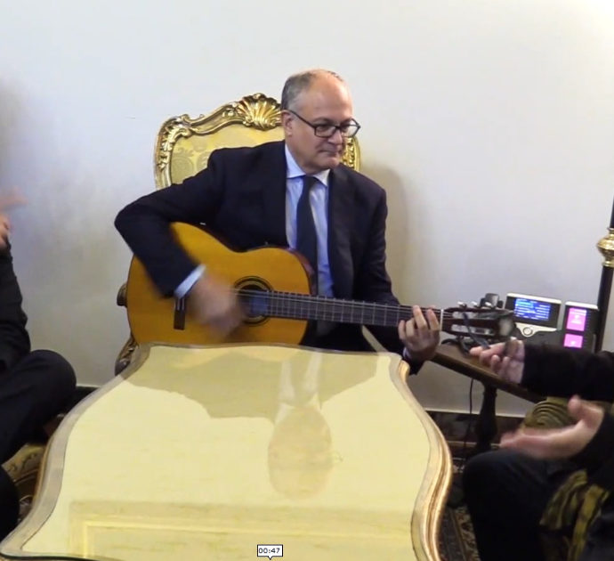 Il duetto a sorpresa tra Vasco e Gualtieri: il sindaco di Roma alla chitarra, il rocker canta “Albachiara” – Video