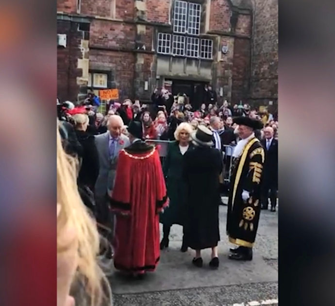 Lancio di uova contro re Carlo e Camilla a York: la coppia reale reagisce così – Video