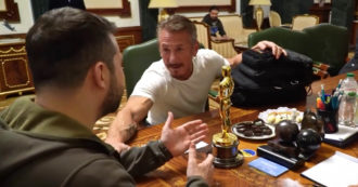 Copertina di Sean Penn incontra Zelensky a Kiev per la terza volta e gli regala la statuetta dell’Oscar – Video