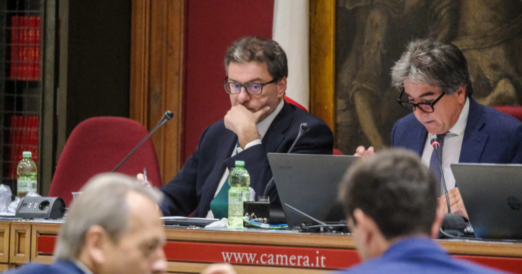 Giorgetti ridimensiona le promesse di Meloni e Salvini: “Serve realismo”. E il suo vice vuole togliere un miliardo dal Reddito per le misure contro il caro bollette