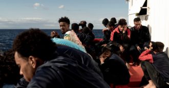 Copertina di Migranti, 8 cadaveri trovati su un barcone. Annegato un neonato: “La madre è morta e il bimbo è scivolato in mare”. Aperta inchiesta