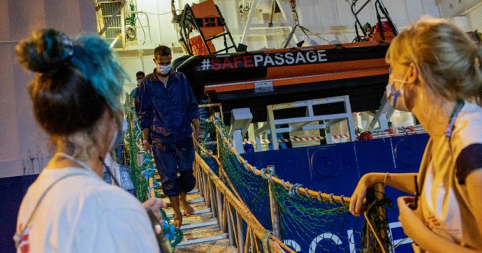 Migranti, diretta – Meloni: “Bizzarra la scelta dei medici di far sbarcare tutti”. Anelli (Fnomceo): “La premier ci rispetti, la salute non è politica”