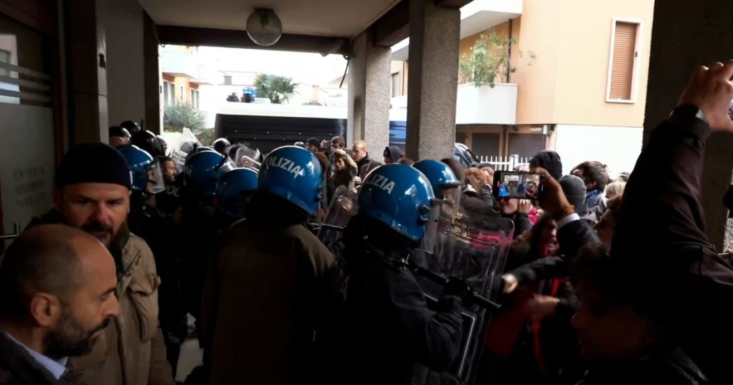 Padova, scontri tra antagonisti e polizia durante uno sgombero di quattro appartamenti Ater occupati – video