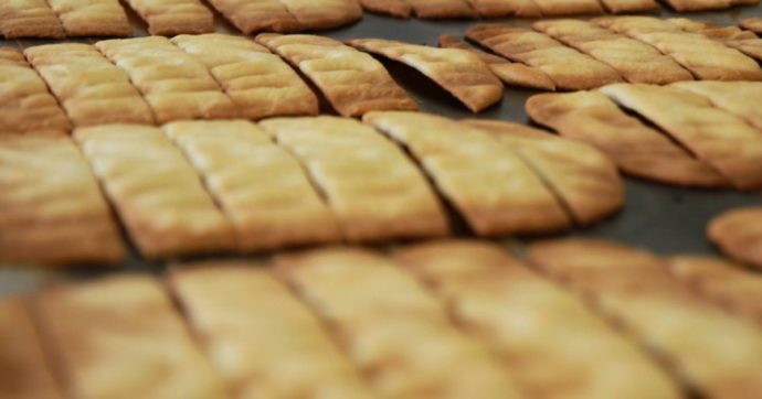 Domeniche bestiali – L’allenatore colpito in faccia con una focaccia (anzi schiacciatina). A Sarri con la ciabatta è andata meglio