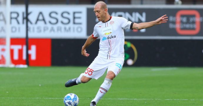 “Troppa pressione sul giocatore e sulla squadra”: il Sudtirol non convoca Masiello per la trasferta col Bari dopo le minacce sui social