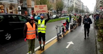 Copertina di Milano, protesta dei ciclisti dopo la morte del 14enne investito dal tram. L’assessore Granelli: “Sicurezza stradale è emergenza”