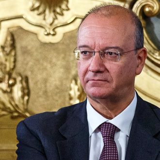 Copertina di Comunisti, attenti! Valditara avverte a modo suo la scuola