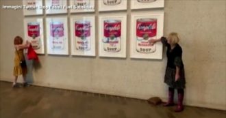 Copertina di Attiviste per il clima tentano di incollarsi a un quadro di Warhol: la protesta alla galleria nazionale di Canberra – Video