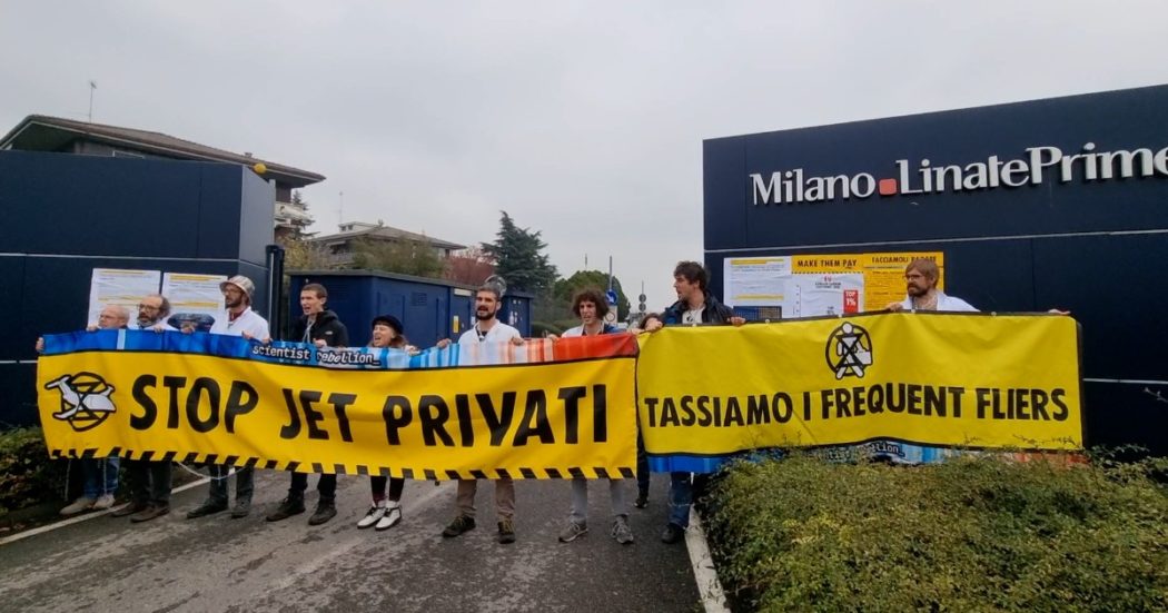 Milano, attivisti incatenati a Linate contro i jet privati: “Il 65% dei voli sono fatti per svago”. 11 persone portato in questura