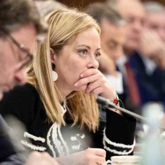 Copertina di Meloni Robin Hood? Anche no: il Fatto di domani 12 novembre