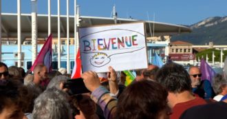 Copertina di Corteo per i migranti a Tolone, i manifestanti espongono cartelli con scritto “benvenuti” e intonano coro in italiano: “Siamo tutti antifascisti”