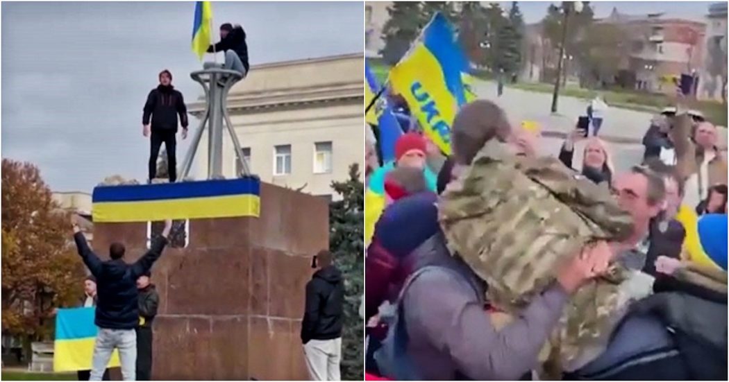 Truppe russe si ritirano da Kherson, soldati ucraini accolti dagli abitanti in festa. Issata la bandiera gialloblu in piazza – video