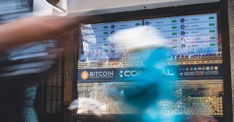 Copertina di Bitcoin crolla sotto il peso del fallimento  Ftx: “Ora si rischia l’effetto Lehman Brothers”