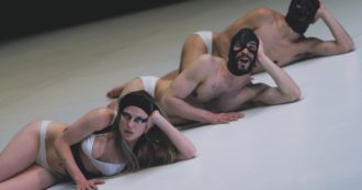 Copertina di “Orestea”: glitter, lacrime e sadomaso