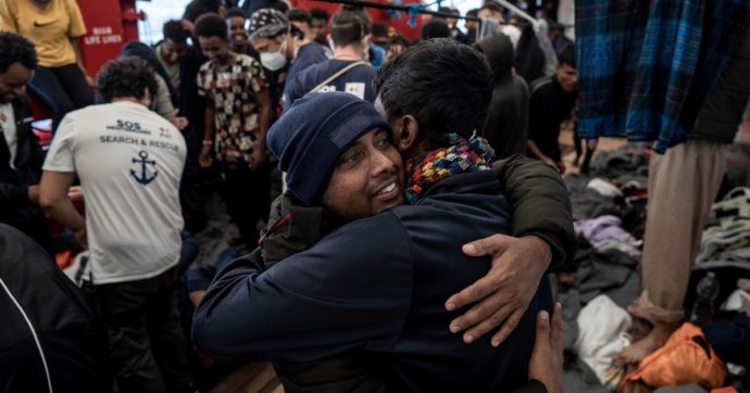 Migranti, la Ocean Viking è arrivata nel porto di Tolone in Francia. I 230 a bordo saranno redistribuiti tra 9 Paesi Ue