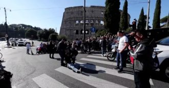 Copertina di Clima, attivisti di Ultima Generazione bloccano il traffico al Colosseo: la polizia li sposta di peso – Video