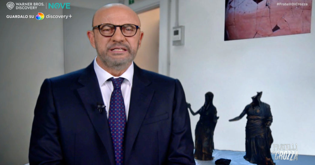 Crozza-Sangiuliano e le sue gaffe culturali: “Perché la Rai non fa una gara canora? Che so, il Festival di Imperia…”