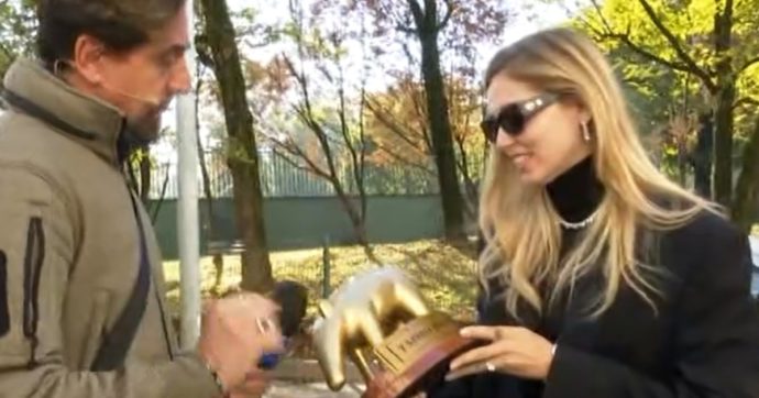 Chiara Ferragni riceve il Tapiro d'Oro da Striscia la Notizia: la