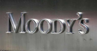 Copertina di L’agenzia Moody’s avvisa: “Il governo Meloni mancherà i suoi obiettivi di deficit”. Pesano anche i ritardi sul Pnrr
