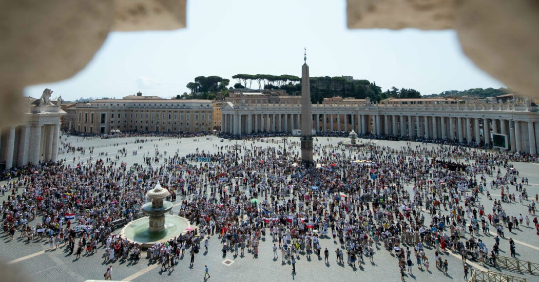 Papa Francesco e la battaglia contro la povertà: bollette pagate e pacchi viveri alle famiglie in crisi, cure mediche ed esami in piazza S. Pietro